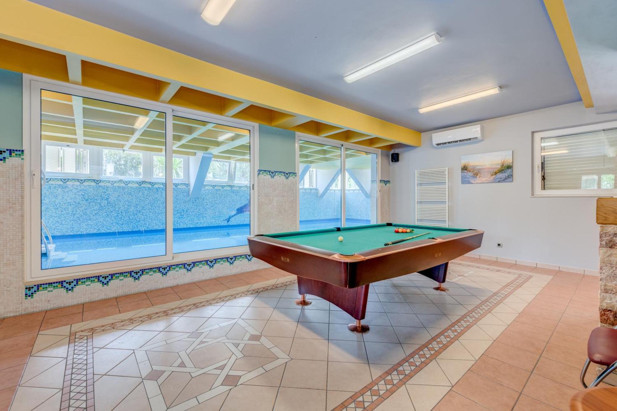 Blue Dolphin Apartment - Private Indoor Pool, Jacuzzi, Garden Σπλιτ Εξωτερικό φωτογραφία