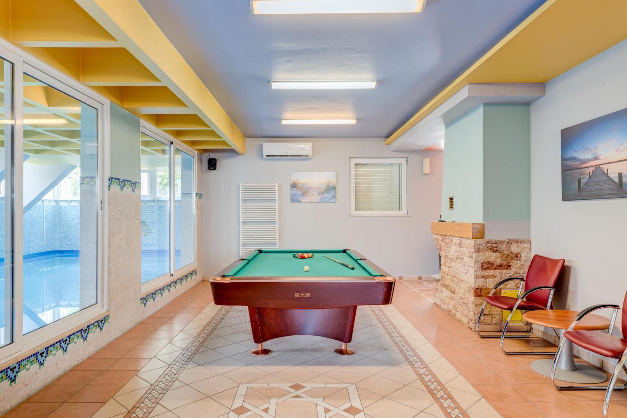 Blue Dolphin Apartment - Private Indoor Pool, Jacuzzi, Garden Σπλιτ Εξωτερικό φωτογραφία