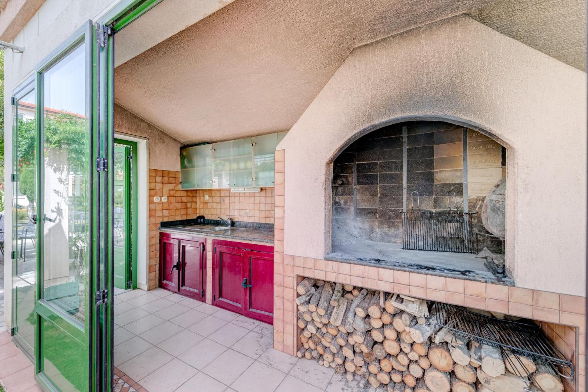 Blue Dolphin Apartment - Private Indoor Pool, Jacuzzi, Garden Σπλιτ Εξωτερικό φωτογραφία