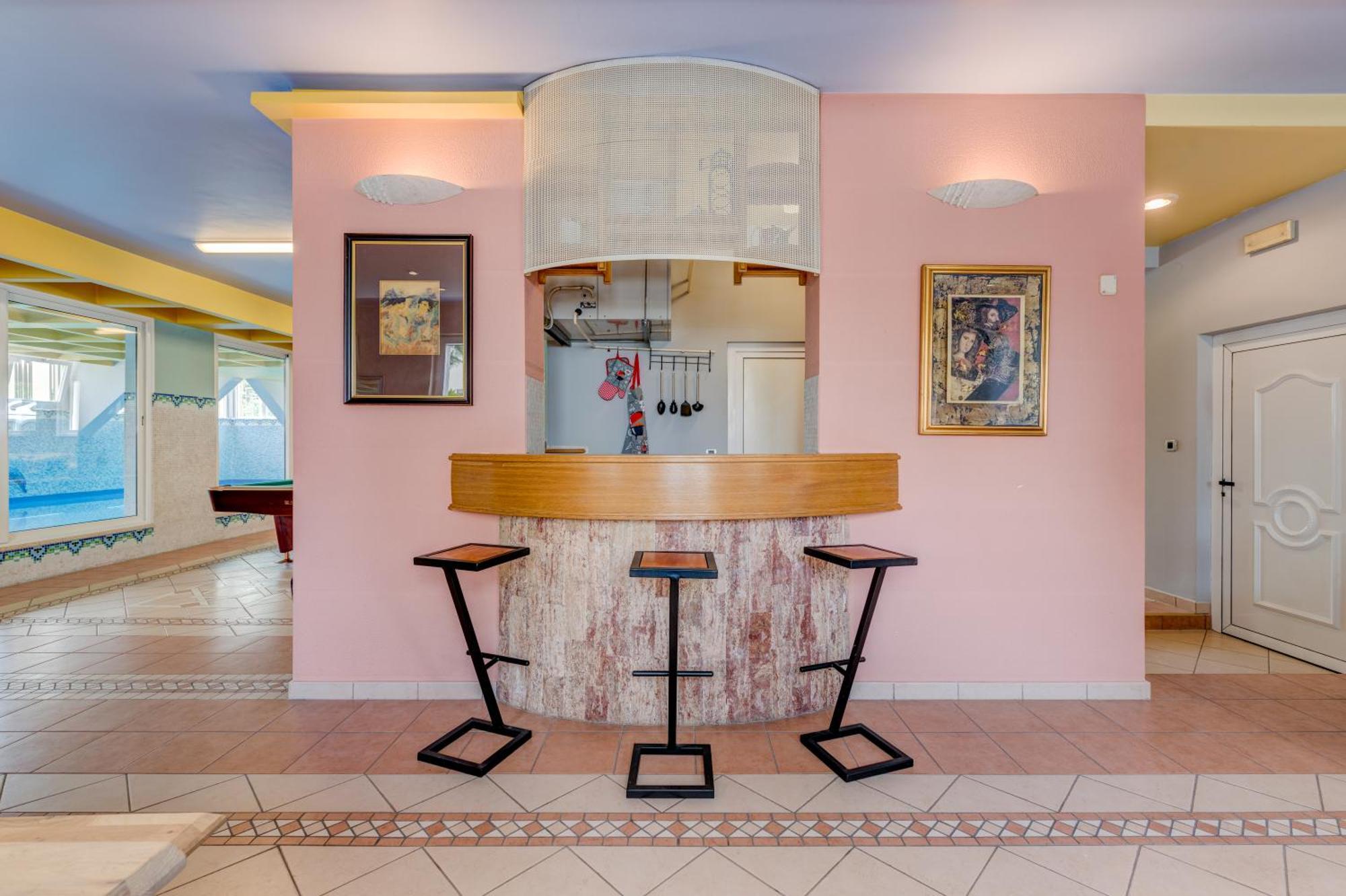 Blue Dolphin Apartment - Private Indoor Pool, Jacuzzi, Garden Σπλιτ Εξωτερικό φωτογραφία