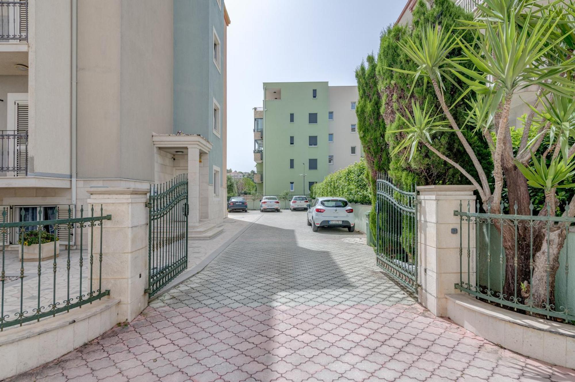 Blue Dolphin Apartment - Private Indoor Pool, Jacuzzi, Garden Σπλιτ Εξωτερικό φωτογραφία
