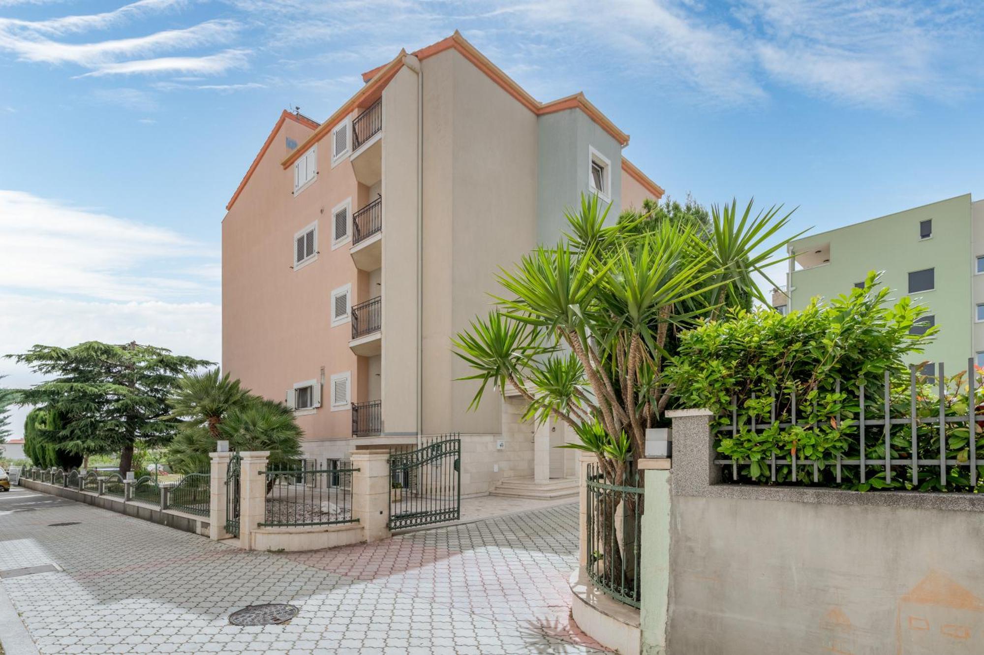 Blue Dolphin Apartment - Private Indoor Pool, Jacuzzi, Garden Σπλιτ Εξωτερικό φωτογραφία