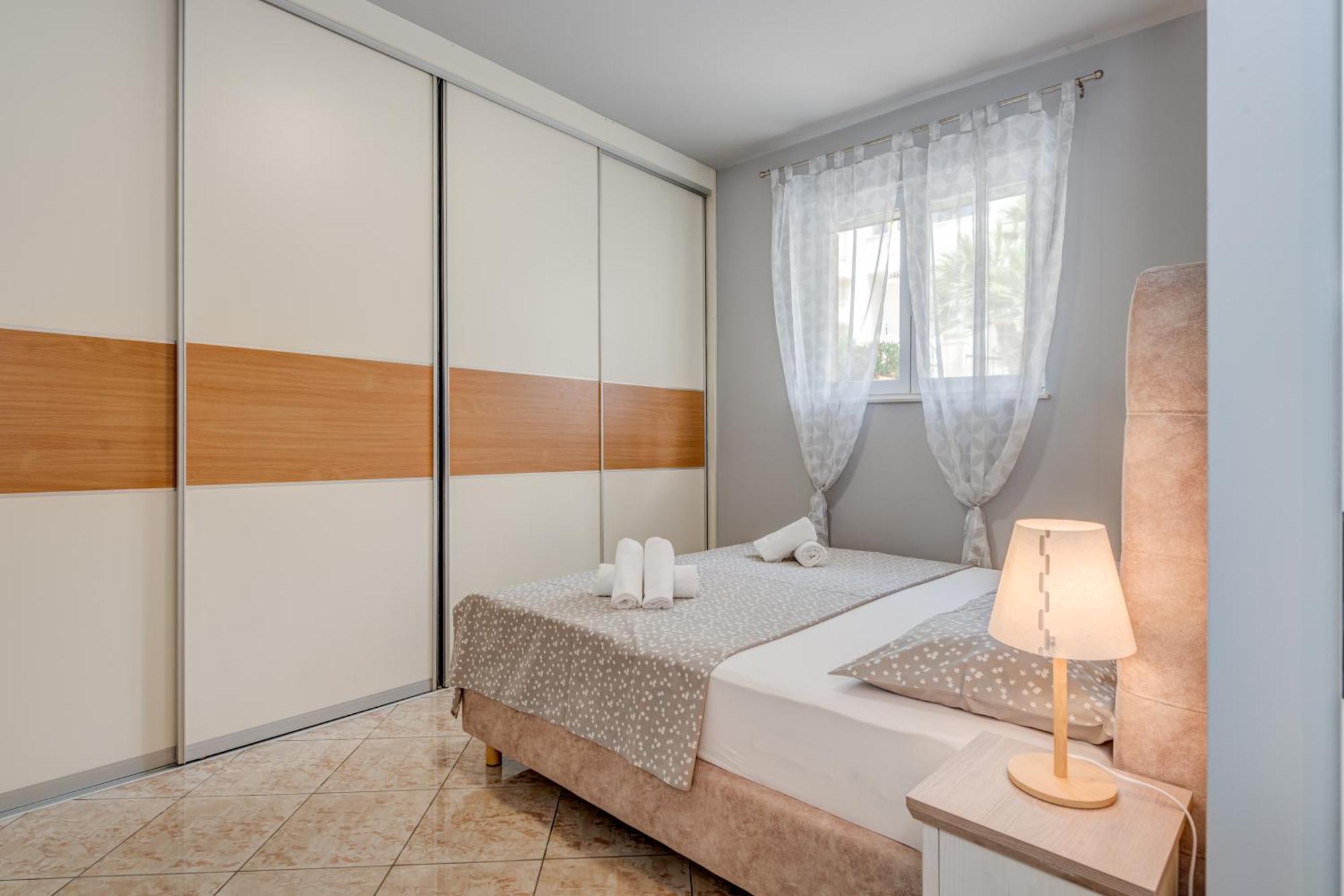 Blue Dolphin Apartment - Private Indoor Pool, Jacuzzi, Garden Σπλιτ Εξωτερικό φωτογραφία