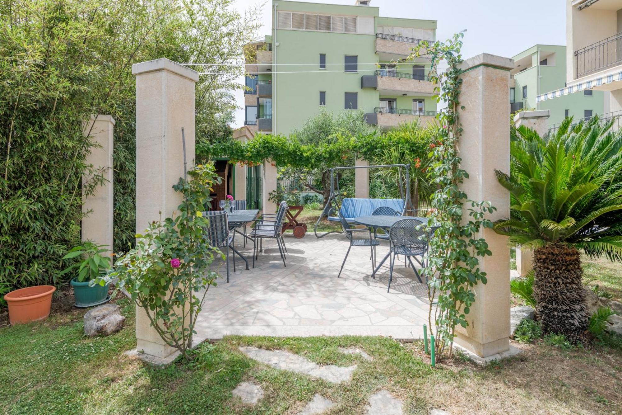 Blue Dolphin Apartment - Private Indoor Pool, Jacuzzi, Garden Σπλιτ Εξωτερικό φωτογραφία