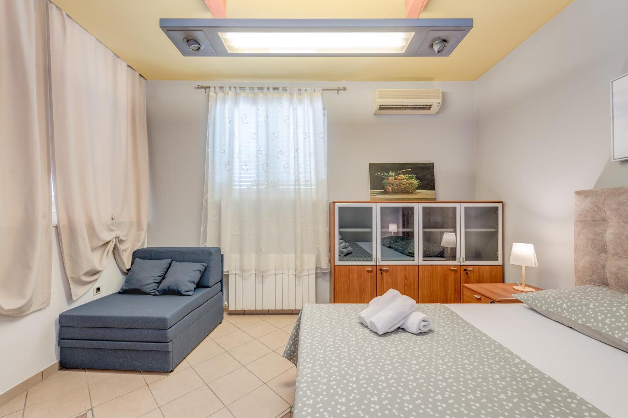 Blue Dolphin Apartment - Private Indoor Pool, Jacuzzi, Garden Σπλιτ Εξωτερικό φωτογραφία