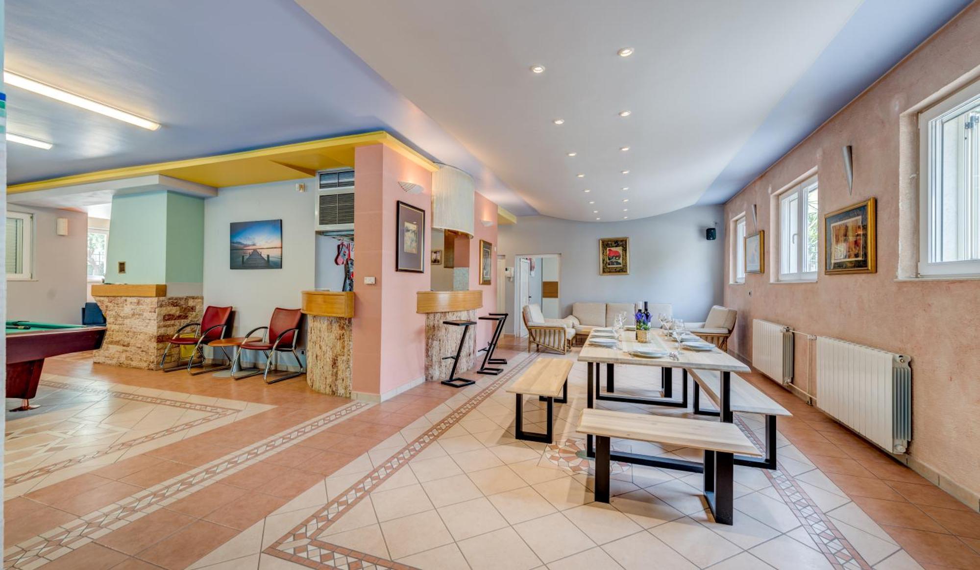 Blue Dolphin Apartment - Private Indoor Pool, Jacuzzi, Garden Σπλιτ Εξωτερικό φωτογραφία