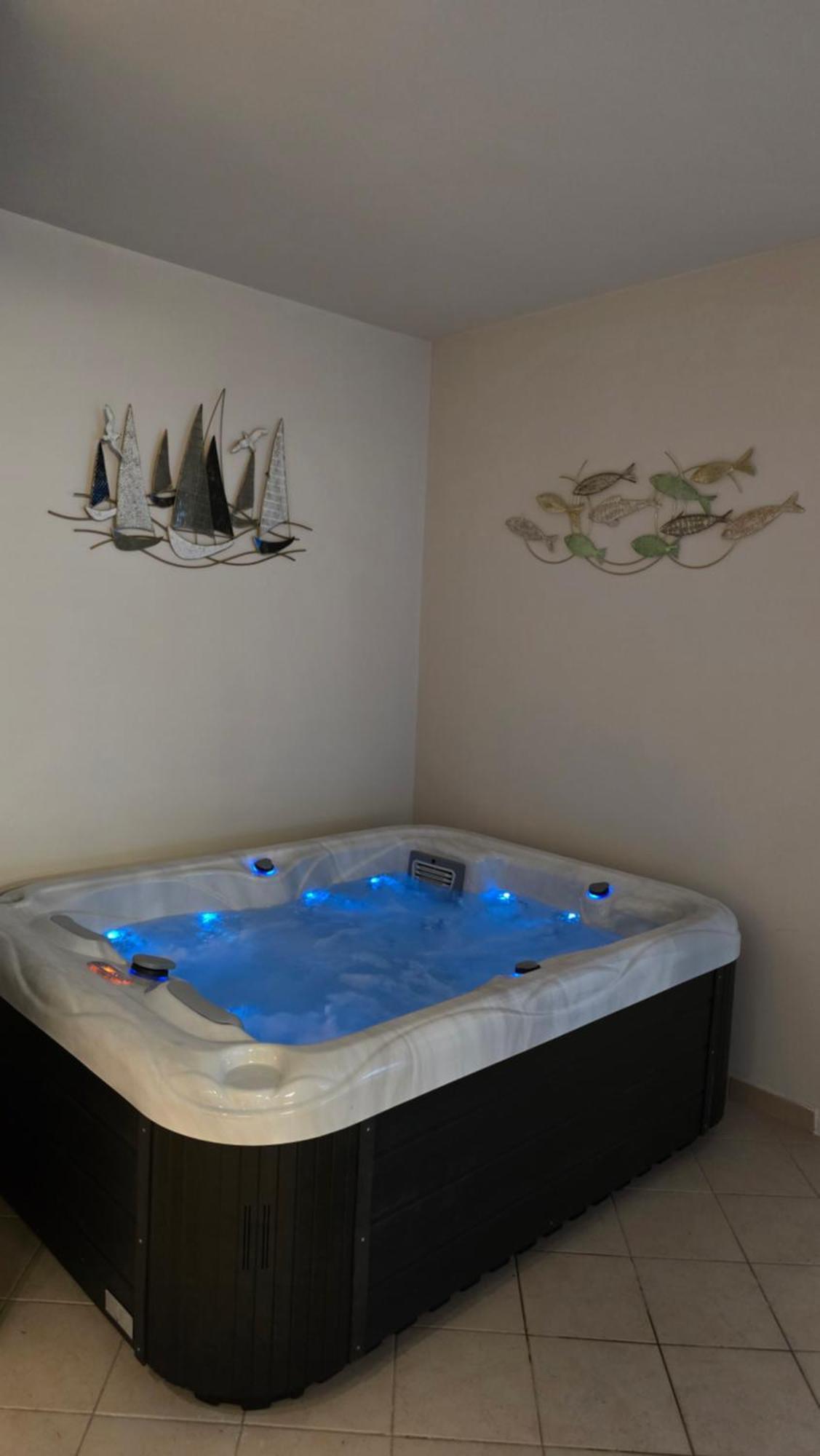 Blue Dolphin Apartment - Private Indoor Pool, Jacuzzi, Garden Σπλιτ Εξωτερικό φωτογραφία