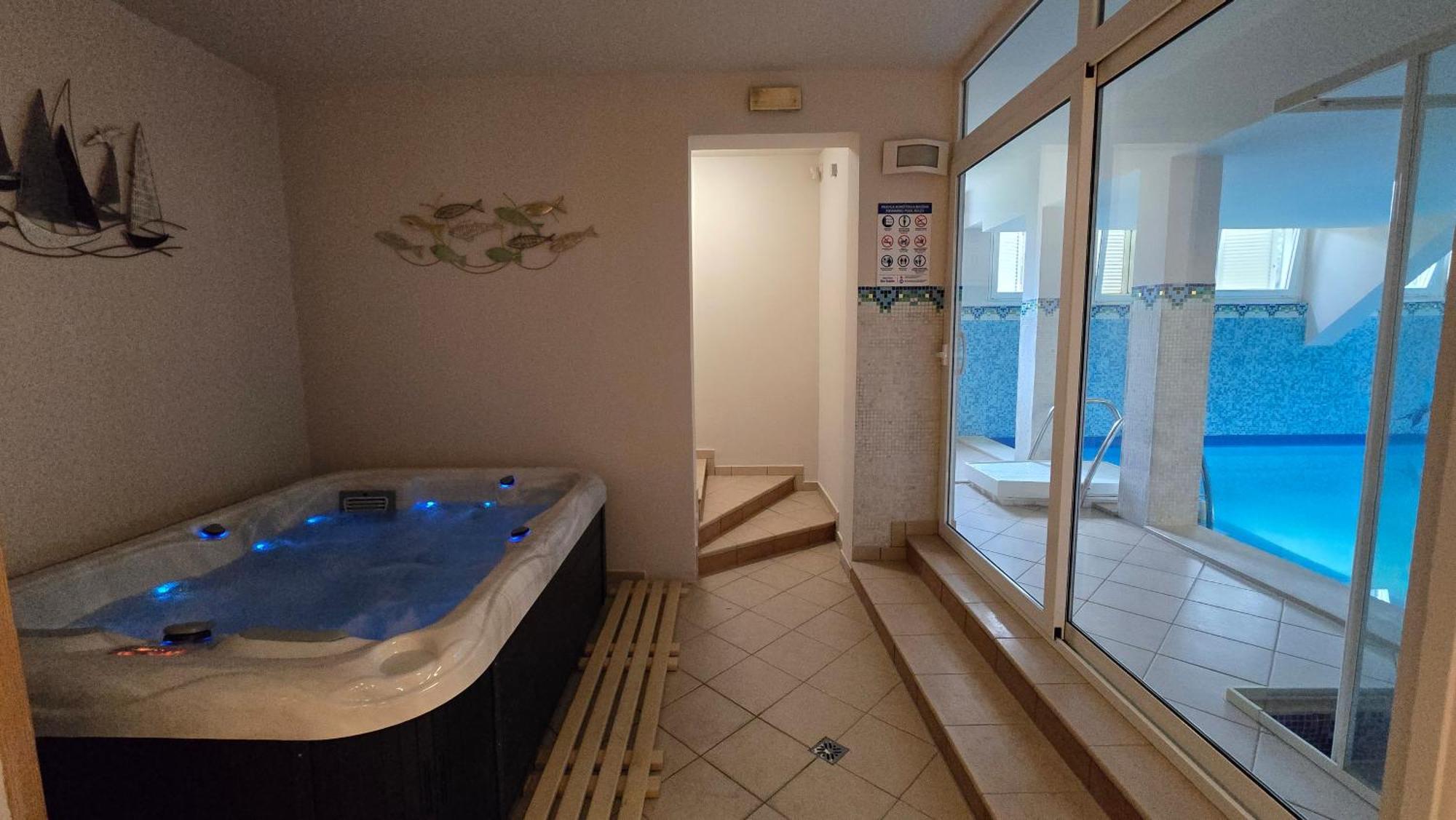 Blue Dolphin Apartment - Private Indoor Pool, Jacuzzi, Garden Σπλιτ Εξωτερικό φωτογραφία